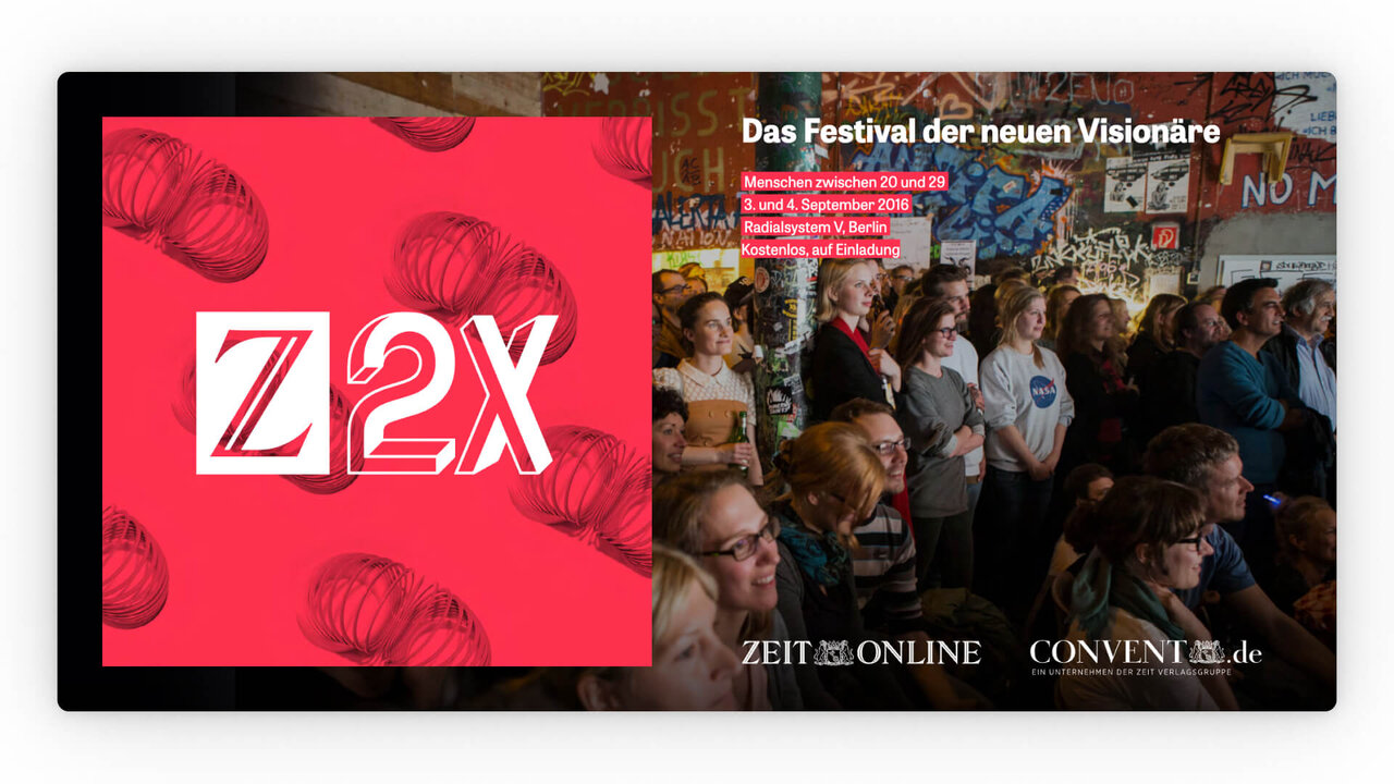 Z2X-Logo auf rotem Hintergrund neben einem Foto einer Publikumsveranstaltung mit Menschen, die aufmerksam zuh&ouml;ren, mit dem Untertitel "Das Festival der neuen Vision&auml;re" von ZEIT ONLINE und CONVENT.
