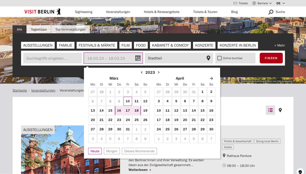Kalenderansicht der visitBerlin-Website mit Monats&uuml;bersicht f&uuml;r M&auml;rz und April, im Hintergrund ein Panoramablick auf Berliner Stadtlandschaft mit Geb&auml;uden und Architektur.