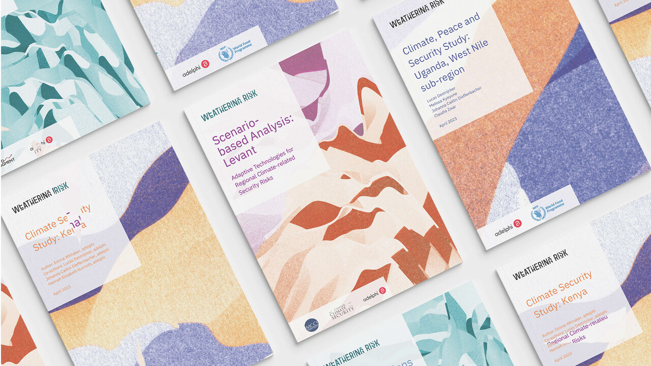 &Uuml;bersicht mehrerer Buchcover und Publikationen des Projekts Weathering Risk mit abstrakten, geometrischen Grafiken in ged&auml;mpften Farbt&ouml;nen wie T&uuml;rkis, Lila, Orange und Beige, die Klimadaten und Risikoprofile visuell interpretieren.