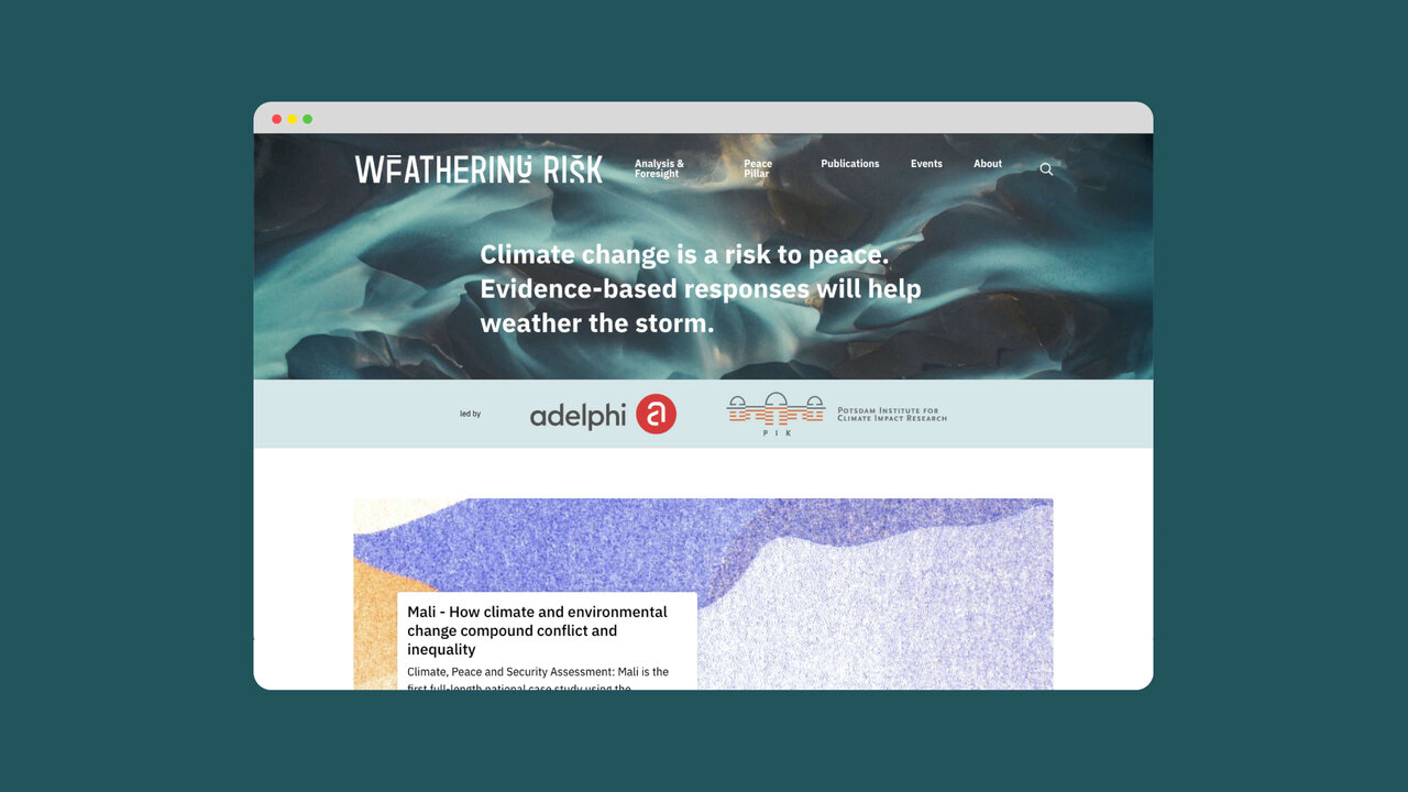 Website-Screenshot von Weathering Risk mit Klimawandelgrafik, die Klimarisiken und evidenzbasierte Anpassungsstrategien mittels einer detaillierten Layer-Karte visualisiert.
