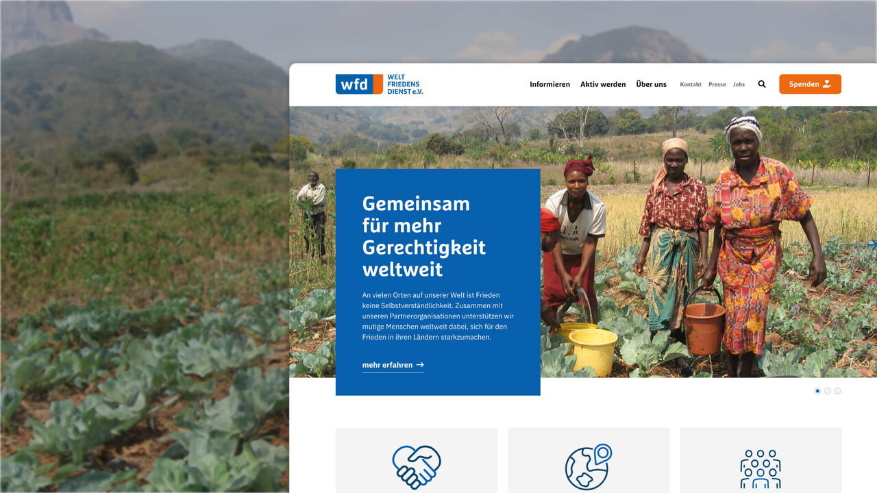 Drei Frauen in bunten Kleidern stehen auf einem Feld, umgeben von H&uuml;geln und Vegetation, neben einem gelben Wasserbeh&auml;lter &ndash; ein Bild von Gemeinschaft und St&auml;rke in l&auml;ndlicher Umgebung.