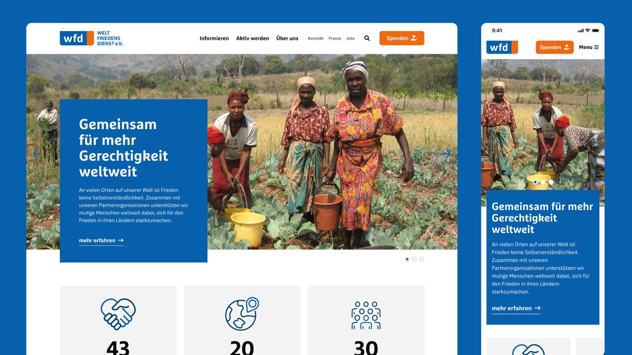 Mehrere Frauen in bunten Kleidern stehen in einer Feldlandschaft mit Wasserbeh&auml;ltern, symbolisieren St&auml;rke und Gemeinschaft f&uuml;r weltweite Gerechtigkeit im Kontext der WFD-Webseite.