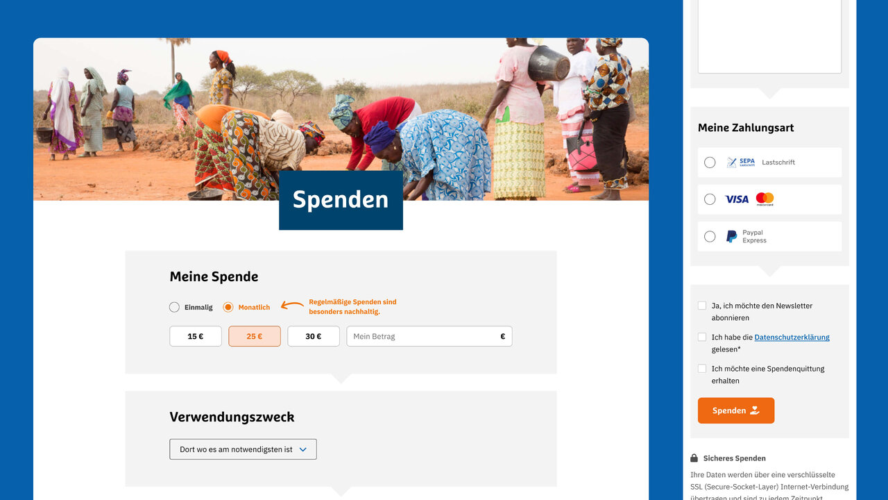 Mehrere Frauen in bunter traditioneller Kleidung arbeiten zusammen auf einem trockenen, r&ouml;tlichen Boden, vermutlich in einer l&auml;ndlichen Entwicklungsregion. Sie tragen K&ouml;rbe und Wasserbeh&auml;lter, was auf eine gemeinschaftliche Arbeitsaktivit&auml;t hinweist.