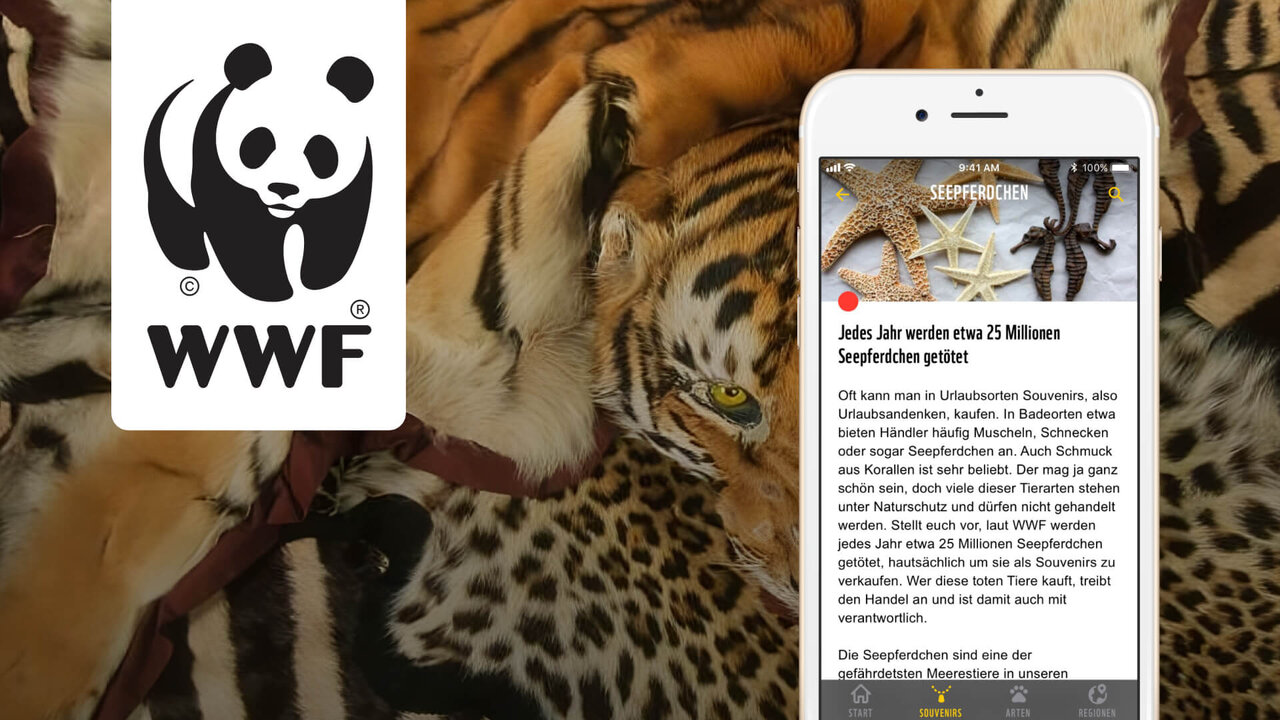WWF-Logo neben einem Smartphone, das eine App-Seite mit Informationen &uuml;ber Souvenirs anzeigt, vor einem Hintergrund aus Tierfellen und -mustern wie von Tiger und Leopard.